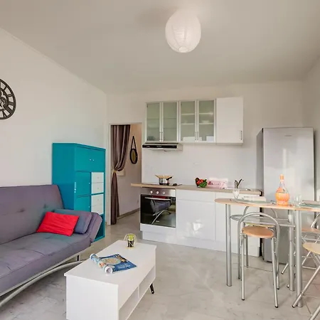 Fabrina With Balcony And Pool - Happy Apartamento Niza
